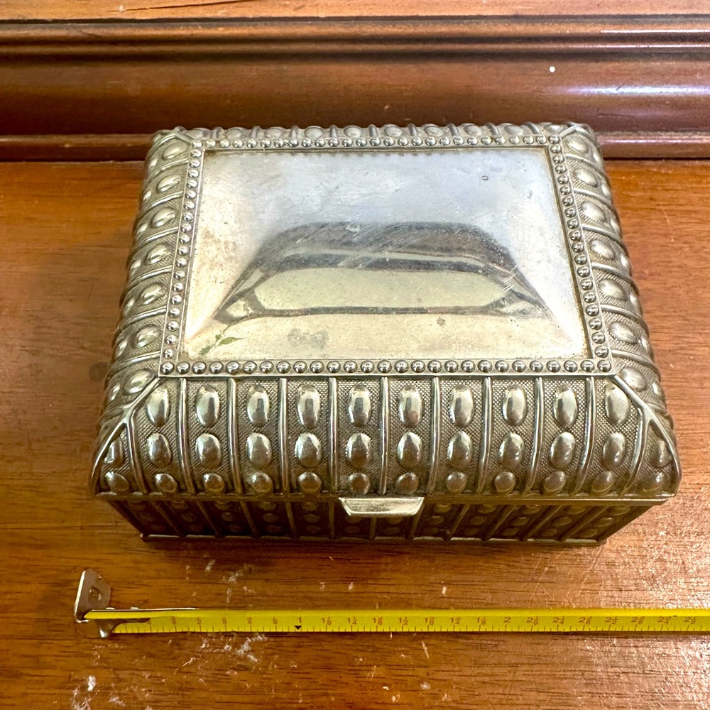 Vintage jewelry box hinged lid and lined